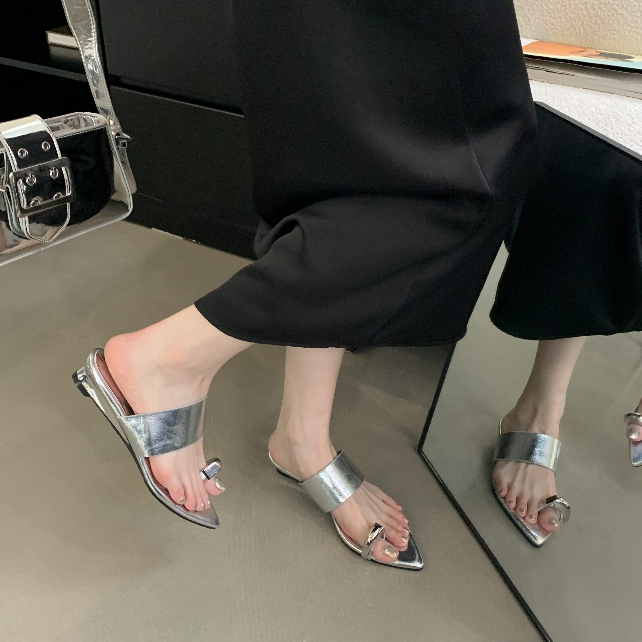 2024 New Summer French Style Women's Slippers with Toe Ring, Wedge Heel 3CM - Image 4